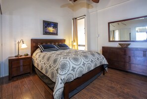 Suite, 1 habitación, vista al jardín | Caja de seguridad en la habitación y decoración personalizada