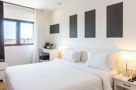 Comfort Double Room, 1 Queen Bed | Minibar, in-room safe, individually decorated, desk. Hotel AS Lisboa