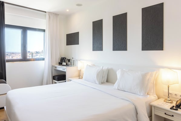 Habitació doble Comfort, 1 llit de matrimoni | Minibar, caixa forta a l'habitació, decoració individual i escriptori