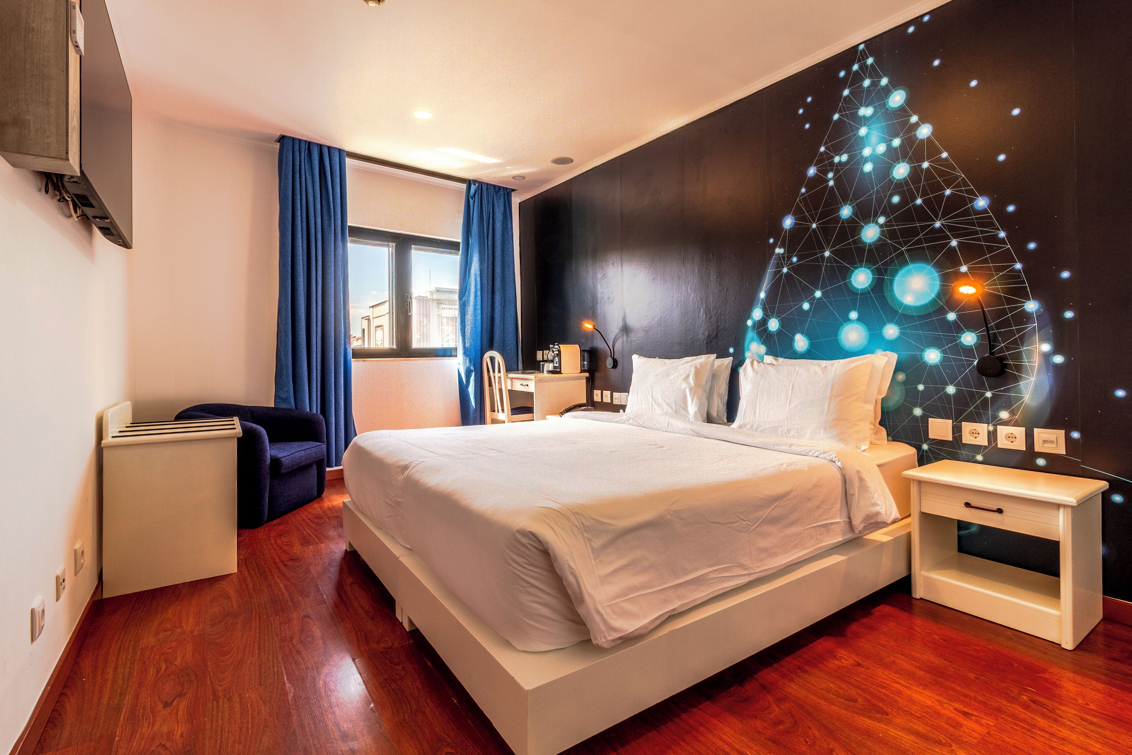 comfort double room, 1 queen bed | 1 bedroom, minibar, in-room safe, individually decorated