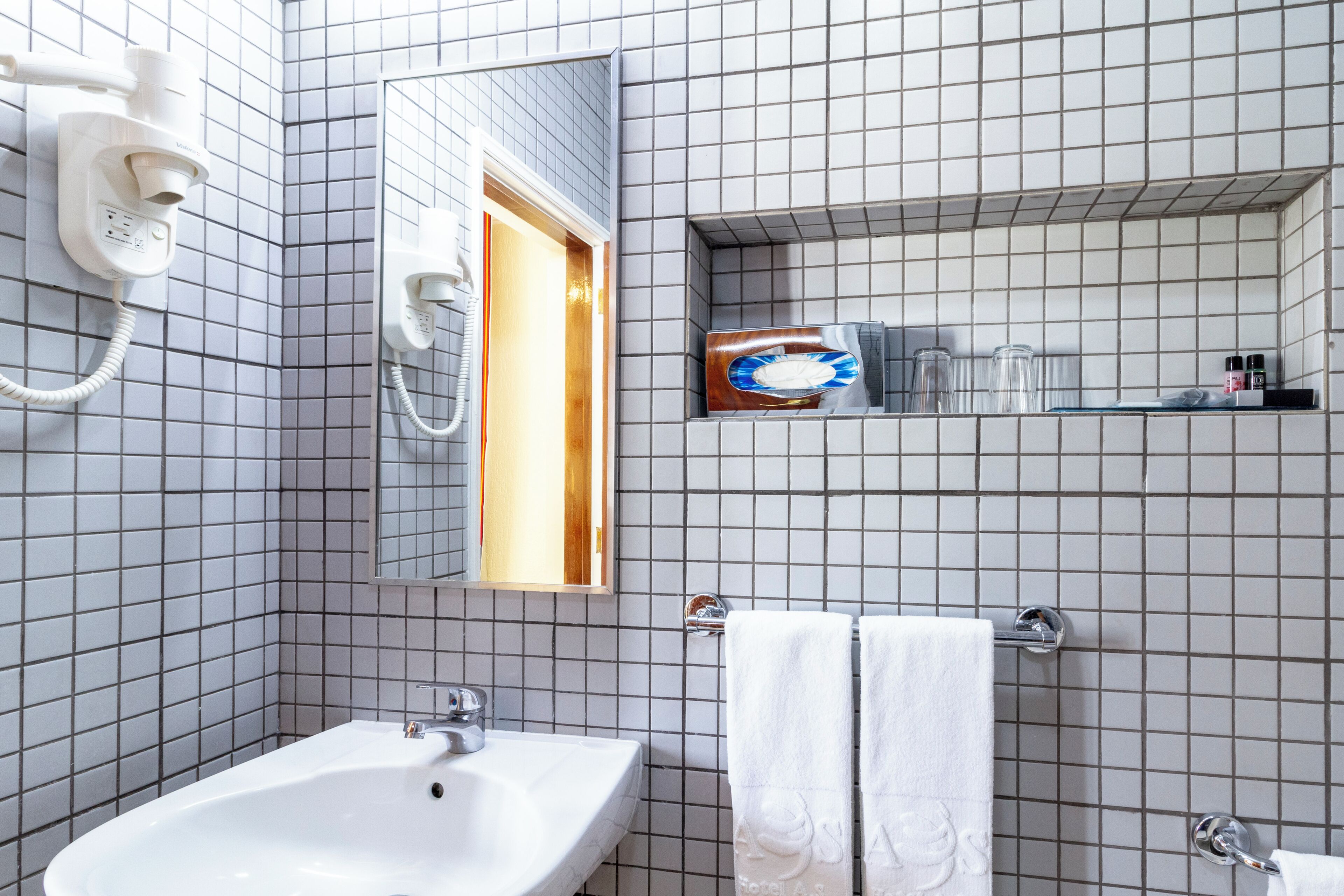 standard double room | bathroom | rainfall showerhead, free toiletries, hair dryer, towels