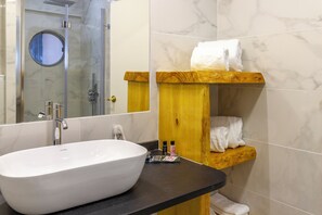 Quarto casal conforto, 1 cama Queen | Banheiro | Chuveiro com efeito de chuva, produtos de toalete grátis