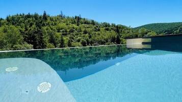 2 albercas techadas, 3 albercas al aire libre y sombrillas en la alberca