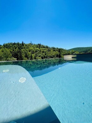 2 Innenpools, 3 Außenpools, Sonnenschirme, Liegestühle