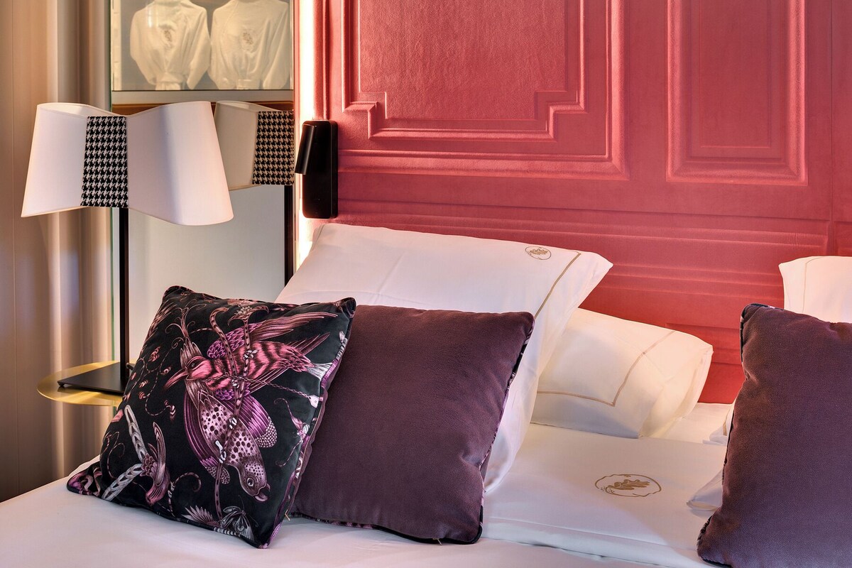 Ropa de cama de alta calidad y minibar 