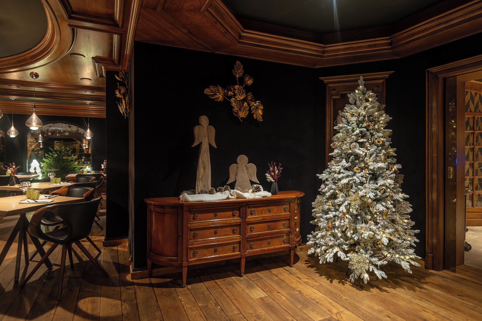 2 restaurants, breakfast, lunch, dinner served; french cuisine