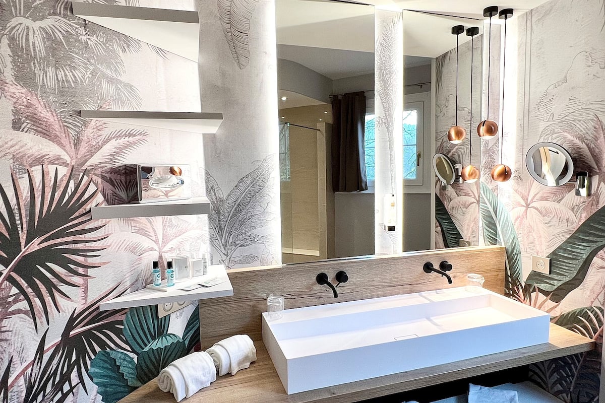 Junior Suite 'Les Bruyères' | Salle de bain | Articles de toilette griffés, séchoir à cheveux, peignoirs, pantoufles