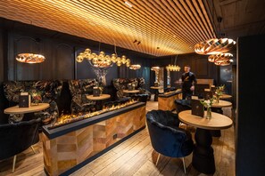 2 bars/lounges, cocktail bar, Champagne bar