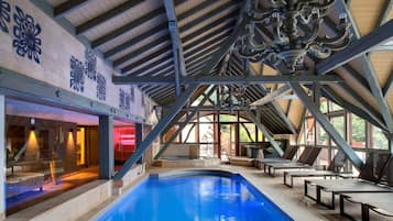2 indendørs pools, 3 udendørs pools, parasoller, liggestole