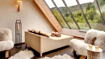 Couples treatment room(s), sauna, hot tub, steam room