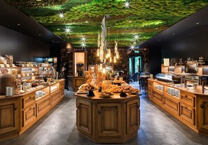 2 restaurants; breakfast, lunch and dinner served  - La Cheneaudiere - Hôtel Spa - Relais & Châteaux (Colroy-la-Roche)