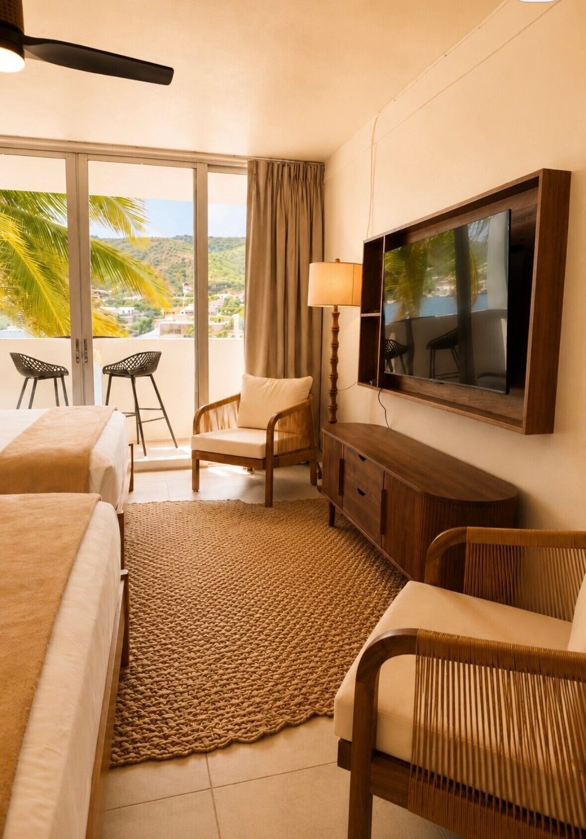Une chambre d’hôtel avec deux lits, une télévision, une chaise, une lampe et une vue sur des palmiers.