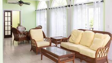 Deluxe-Apartment, 2 Schlafzimmer, Meerblick | Wohnbereich | Flachbildfernseher