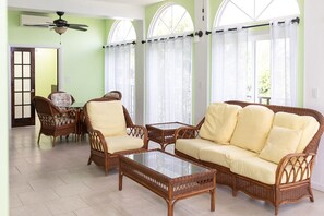 Leilighet – deluxe, 2 soverom, havutsikt | Oppholdsområde | Flatskjerm-TV