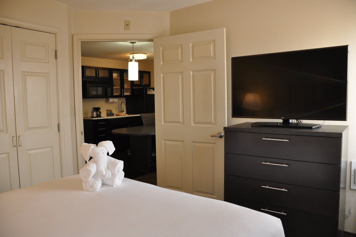 Suite, 1 slaapkamer (1 Queen, Sofa Bed) | Luxe beddengoed, een bureau, een laptopwerkplek