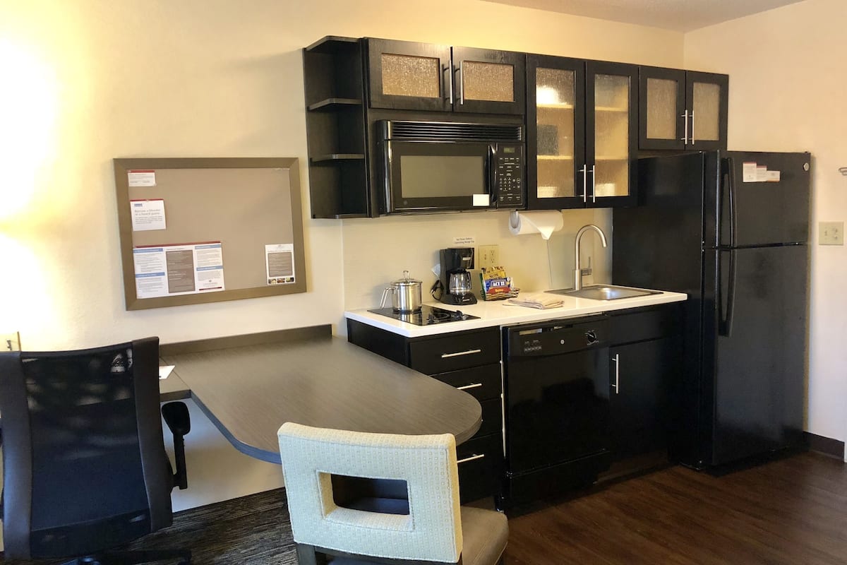 1 bedroom, premium bedding, desk, laptop workspace