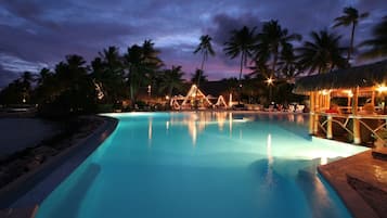Outdoor pool, free pool cabanas, pool umbrellas