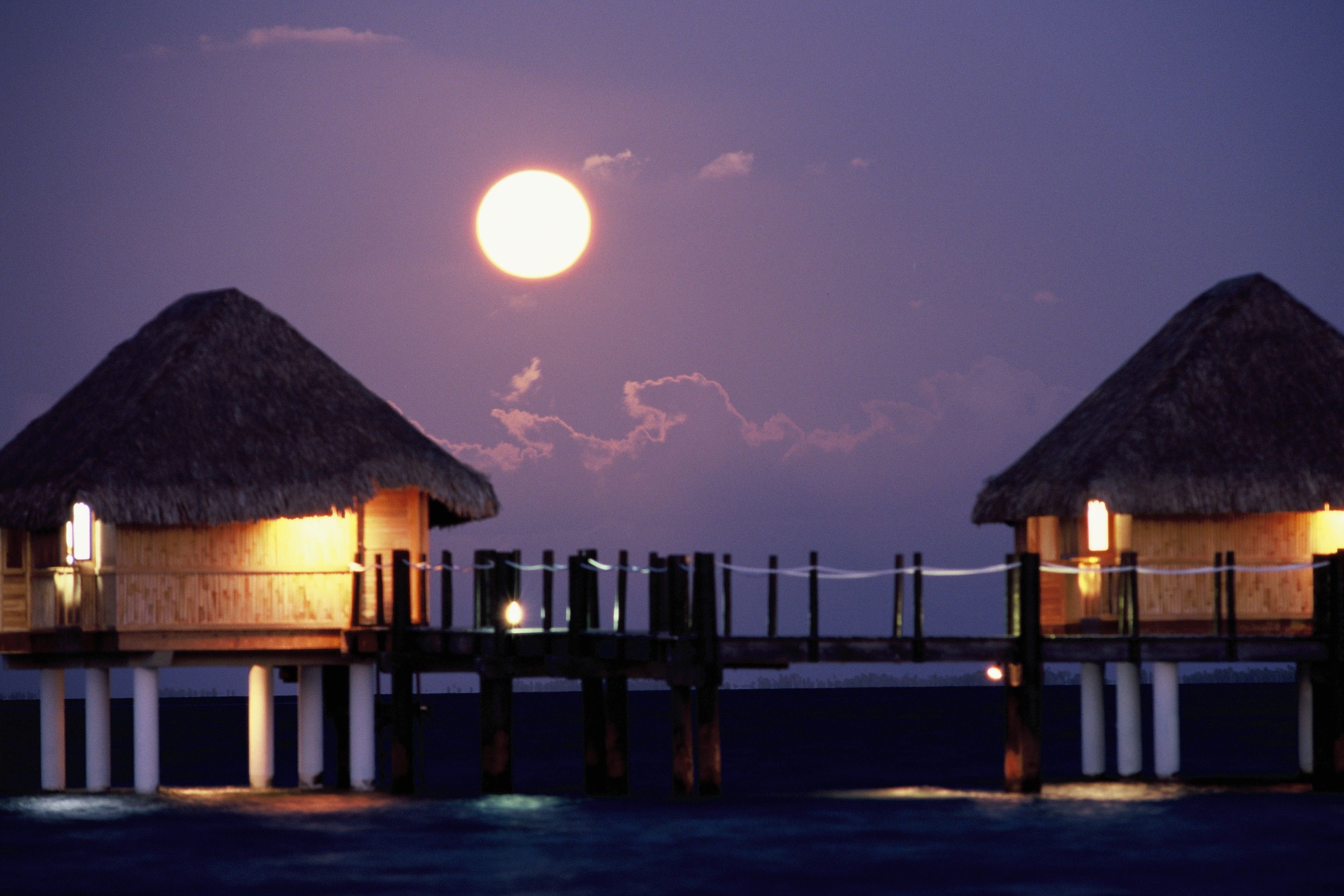 Vista frontal de la propiedad por la tarde o noche