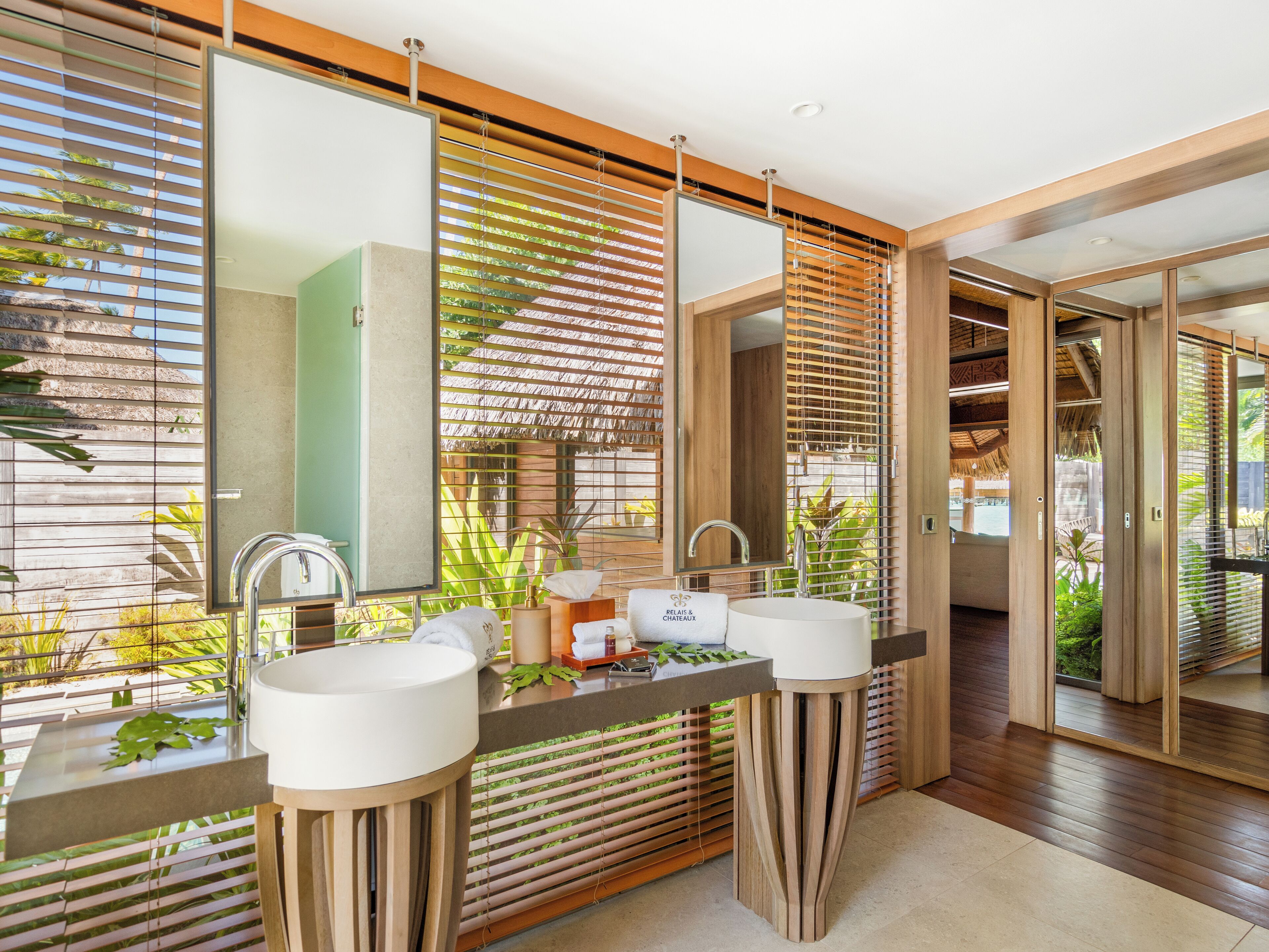 高档床上用品、迷你吧、客房内保险箱、遮光窗帘