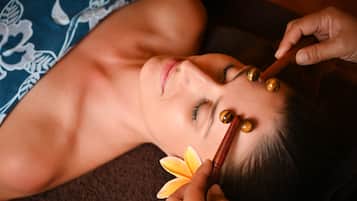 Une personne allongée, avec une fleur dans les cheveux.