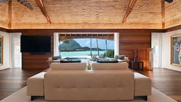Villa Royal | Área de sala de estar | Televisión LCD de 43 pulgadas con canales por cable y televisión
