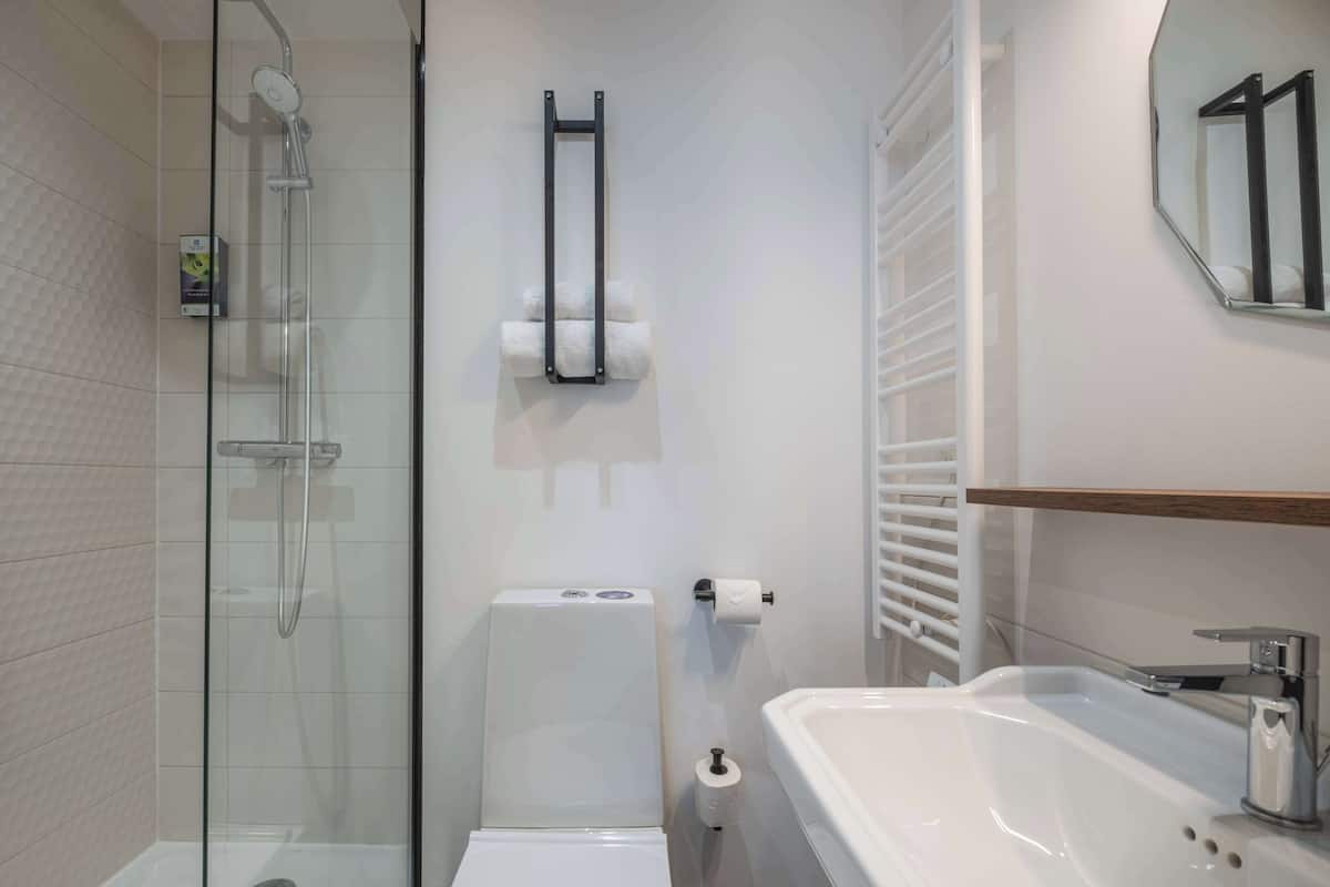 superior room, 1 queen bed, non smoking | bathroom shower