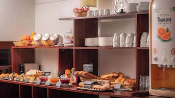 Petit déjeuner buffet servi tous les jours en supplément