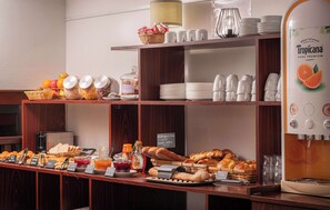 Frokostbuffé hver dag (mot et tillegg)