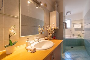 Standard Apartment, 2 Bedrooms, Non Smoking | Bathroom | Shower, free toiletries, hair dryer, towels