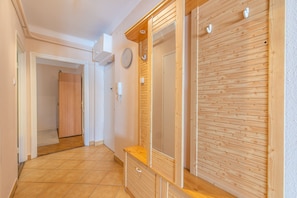 Standard-Apartment, 2 Schlafzimmer, Nichtraucher | Schreibtisch, laptopgeeigneter Arbeitsplatz, Bügeleisen/Bügelbrett