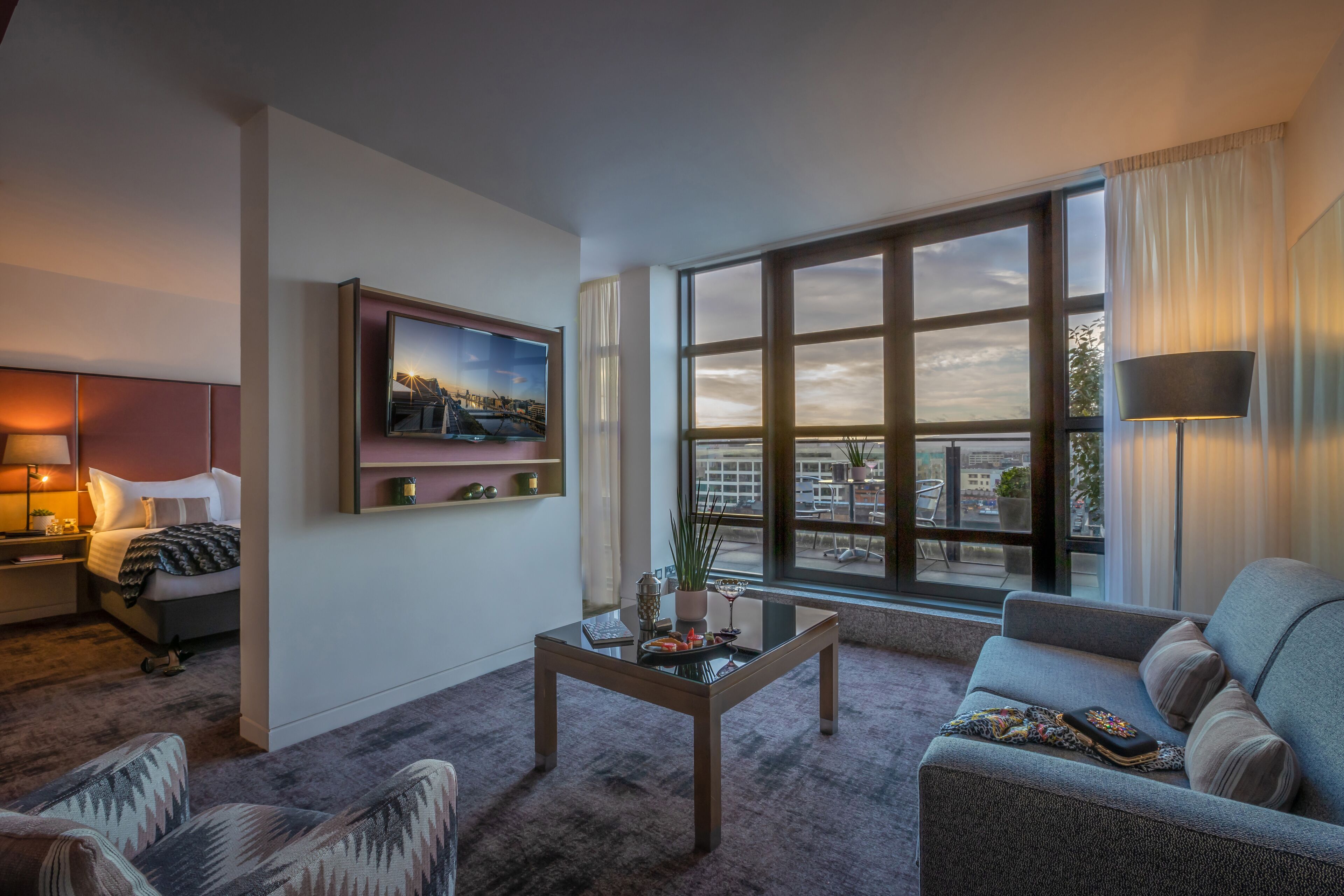 Suite junior | Zona de estar | Smart TV de 50 pulgadas con canales digitales