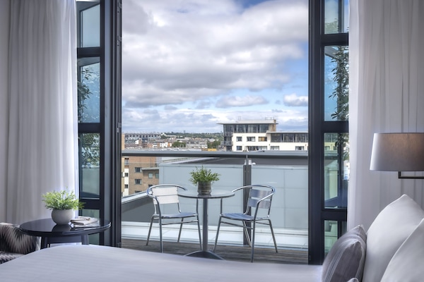 Deluxe-Zimmer, 1 King-Bett, Balkon | Bettwäsche aus ägyptischer Baumwolle, hochwertige Bettwaren, Zimmersafe
