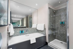 Combined shower/tub, free toiletries, hair dryer, towels