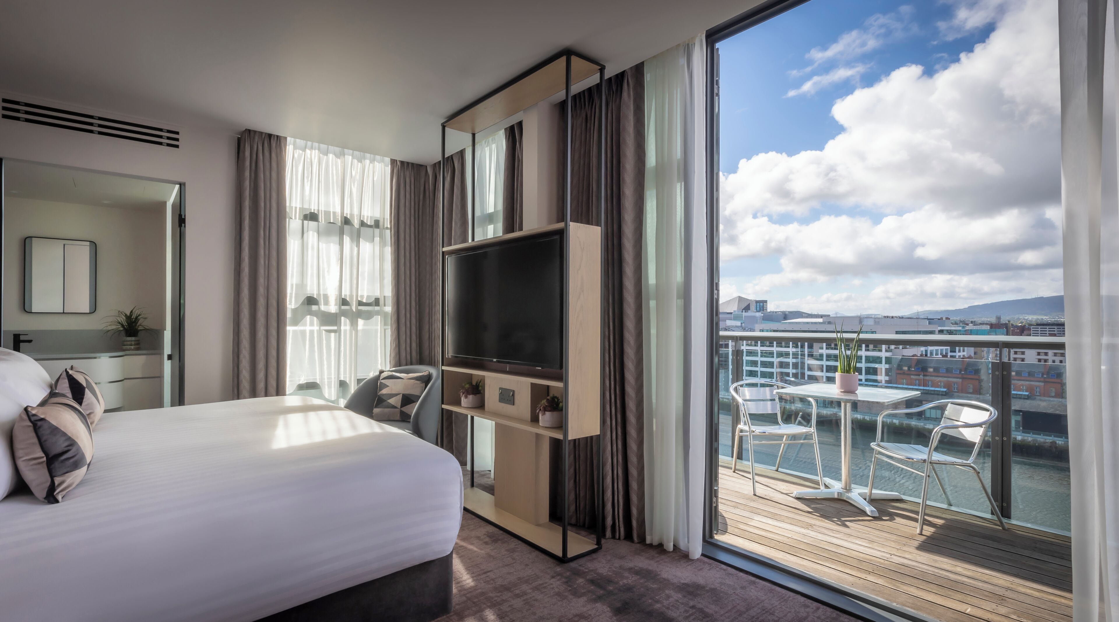 デラックス ルーム クイーンベッド 1 台 バルコニー リバービュー (King Bed) | エジプト綿のシーツ、高級寝具、セーフティボックス (室内)、遮光カーテン