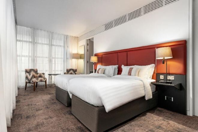 Lakens van Egyptisch katoen, luxe beddengoed, een kluis op de kamer