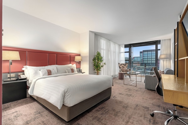 Junior Suite | Egyptian cotton sheets, premium bedding, pillow-top beds, in-room safe