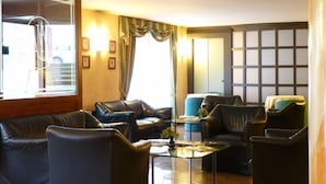 Lobby sitting area - Hotel Pasteur (Milan)