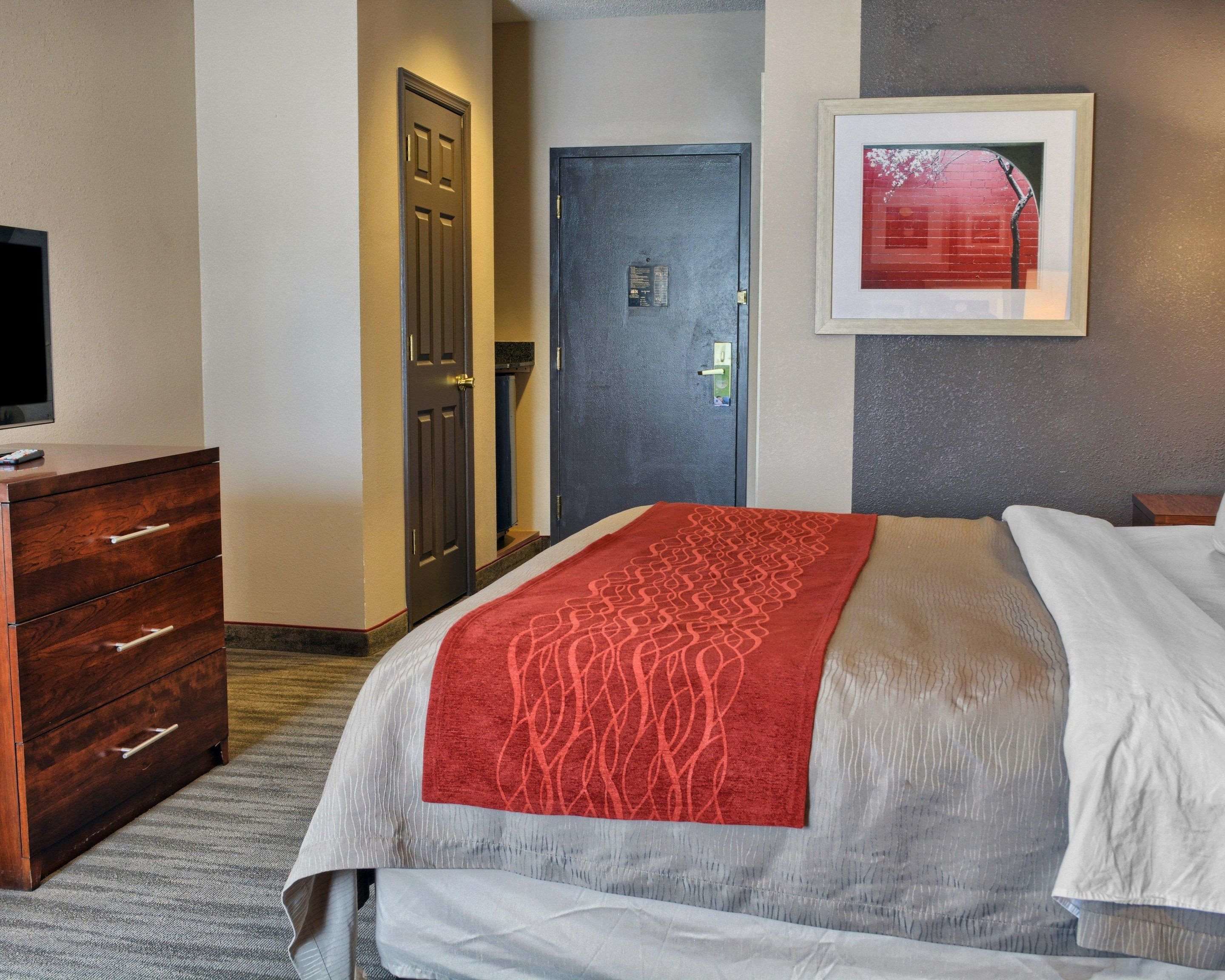 Standard Room, 1 King Bed, Non Smoking | Iron/ironing board, free cots/infant beds, rollaway beds, free WiFi