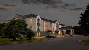 A hotel with a modern architectural design, featuring a central courtyard, a covered entrance, and a well-maintained lawn. - Comfort Inn Ruther Glen near Kings Dominion (Ruther Glen)