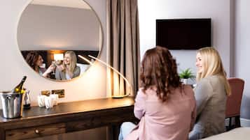 Executive Room | 1 bedroom, in-room safe, desk, blackout drapes
