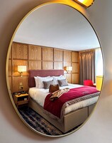 King Room | Caja fuerte, escritorio, cortinas opacas y tabla de planchar con plancha