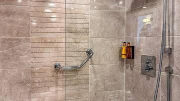 Artículos de higiene personal de diseño, secador de pelo y toallas