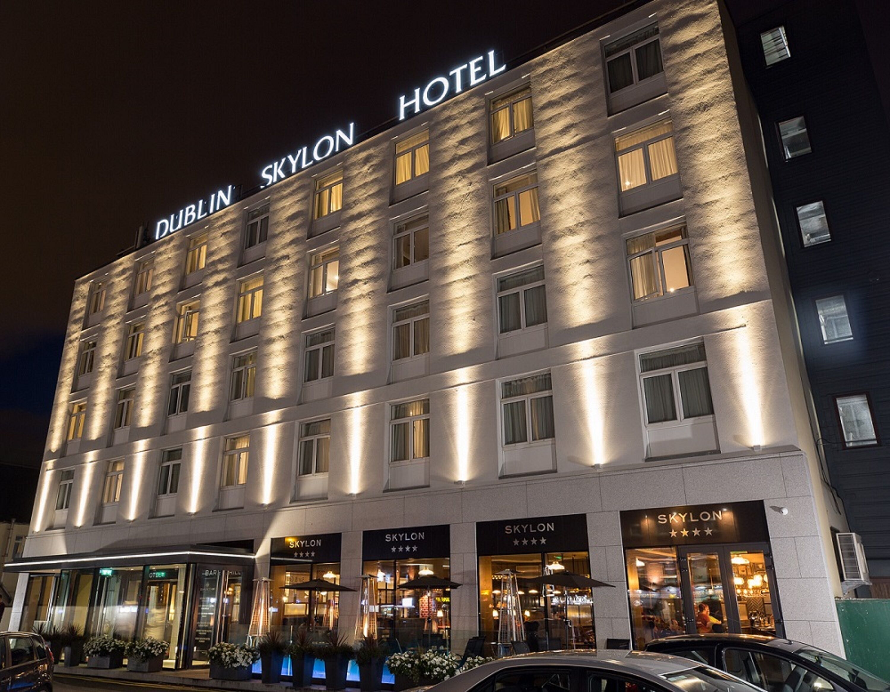 Ett hotell med flera våningar, där namnet ”Skylon Hotel” syns tydligt på fasaden.
