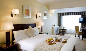 Una scrivania, insonorizzazione, ferro/asse da stiro