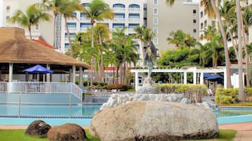 3 piscinas al aire libre, sombrillas, sillones reclinables de piscina