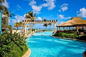 3 piscinas al aire libre, sombrillas, sillones reclinables de piscina