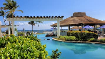 Bar junto a la piscina