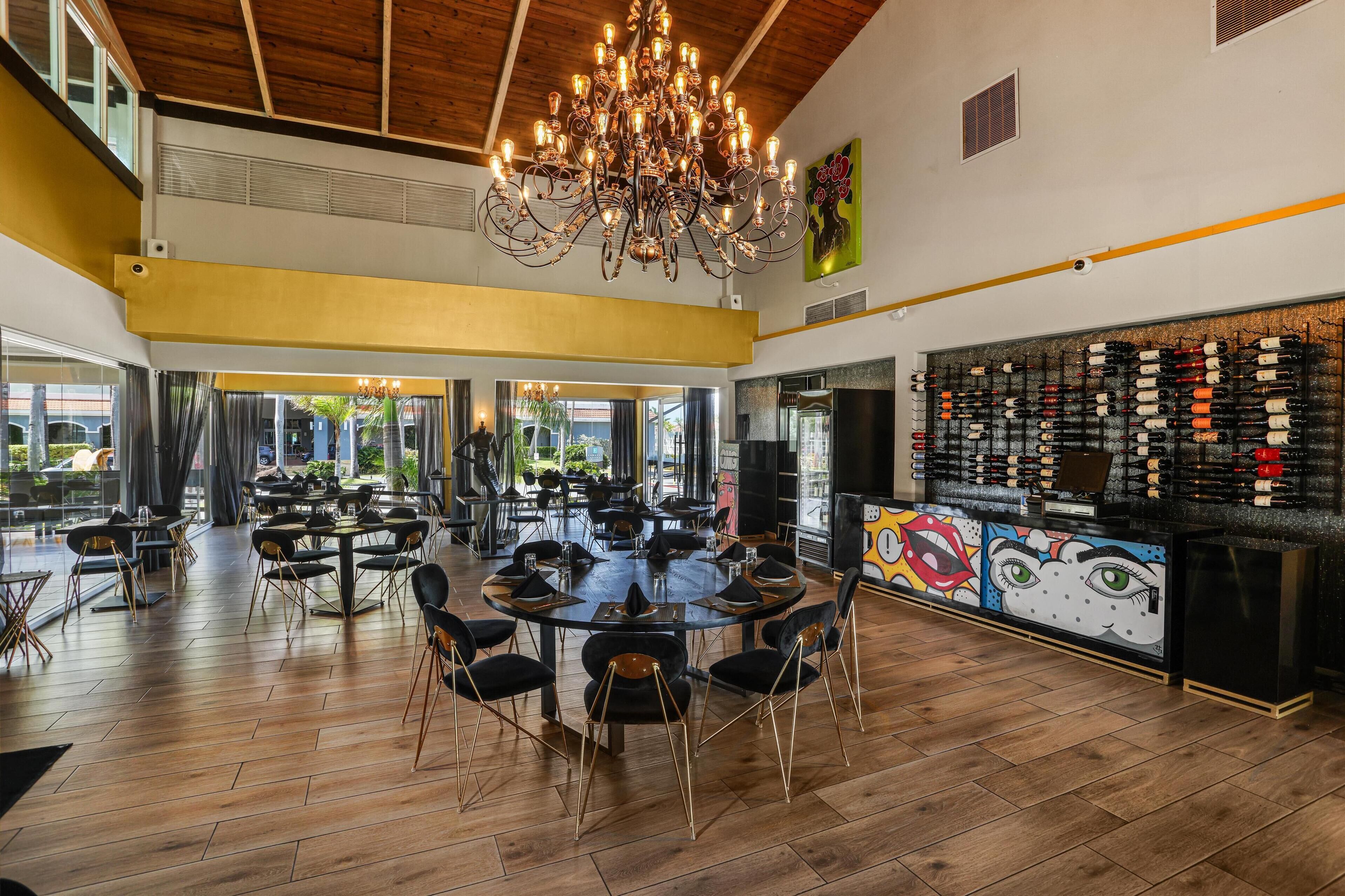 5 restaurantes; se sirven desayunos y cocina local e internacional 