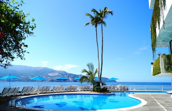 Outdoor pool, pool umbrellas, sun loungers