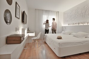 Dobbelt- eller tomannsrom | Minibar, safe på rommet, blendingsgardiner og lydisolert